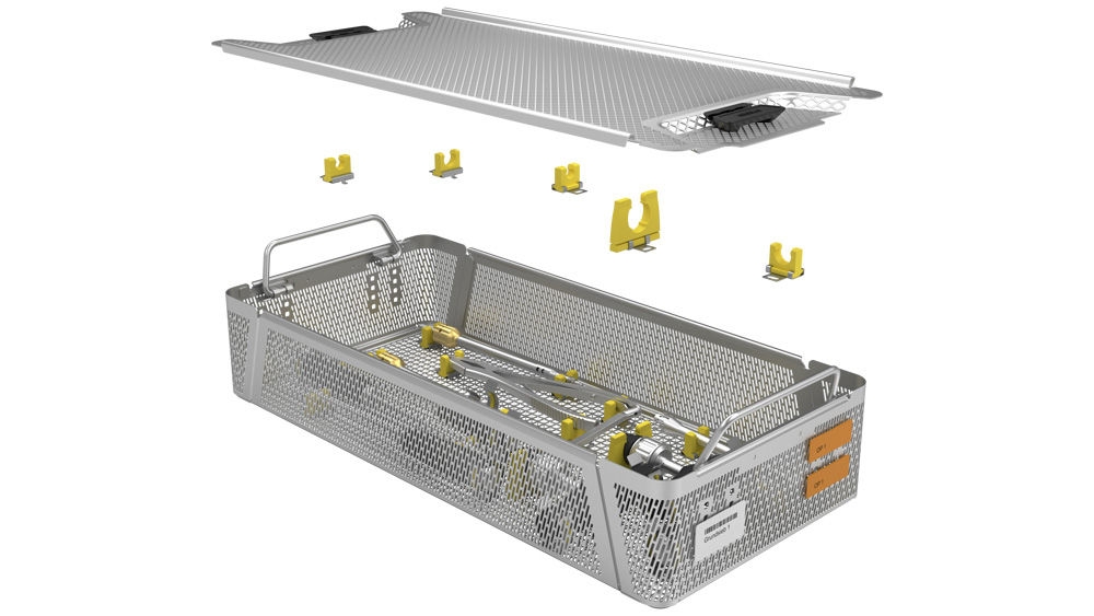 Contenedor de esterilización de malla metálica abierto con tapa suelta, que contiene clips de plástico amarillos e instrumentos quirúrgicos; los clips adicionales que se muestran anteriormente demuestran las opciones de fijación para una organización segura de los instrumentos médicos.