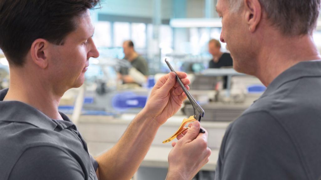 Los empleados de B. Braun proporcionan formación sobre el uso de herramientas y el mantenimiento de dispositivos médicos.