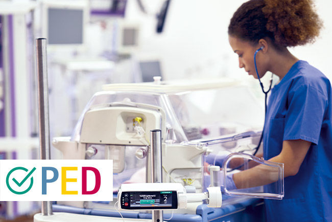 Enfermera pediátrica frente a una incubadora en la unidad de neonatología