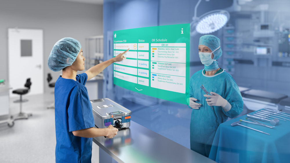 El empleado del CSSD escanea un contenedor estéril y muestra los resultados en una pantalla al responsable del quirófano