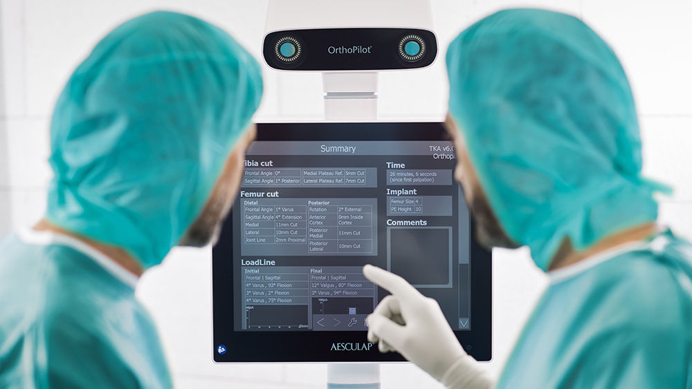 El cirujano trabaja con el sistema de navegación OrthoPilot® Elite