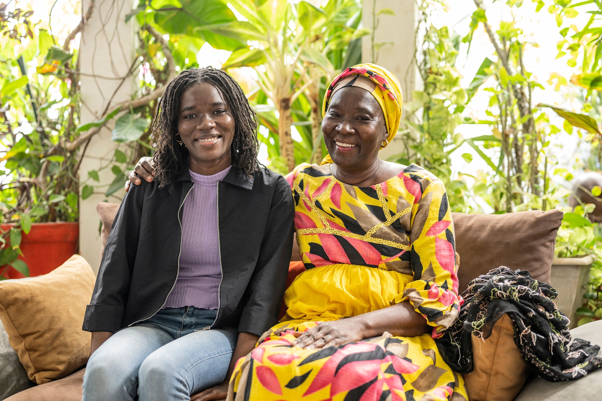 Estudiante de Ingeniería Médica Mame Fatou Sylberia Diack con su madre en su casa en Dakar, Senegal.