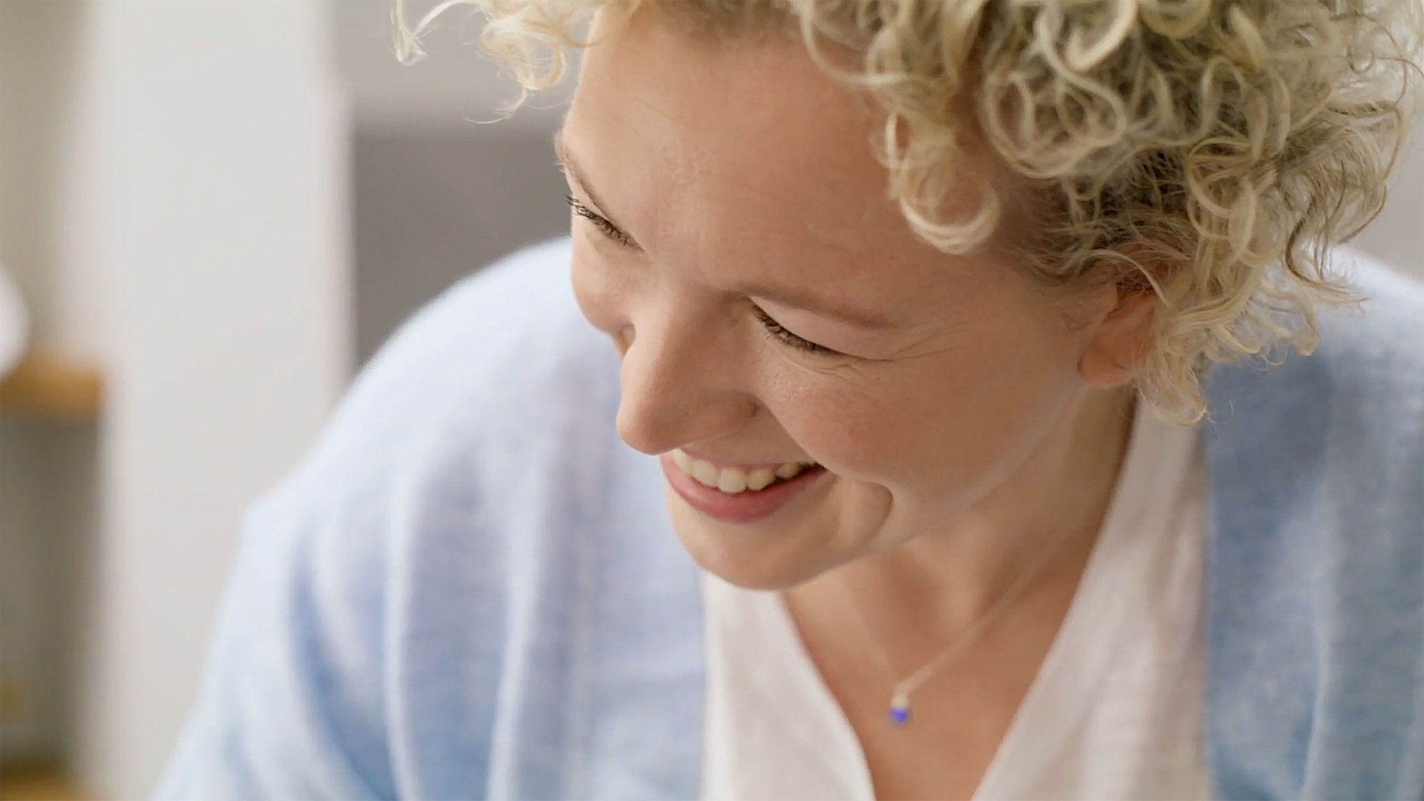 Un profesional sanitario con una sonrisa cálida.