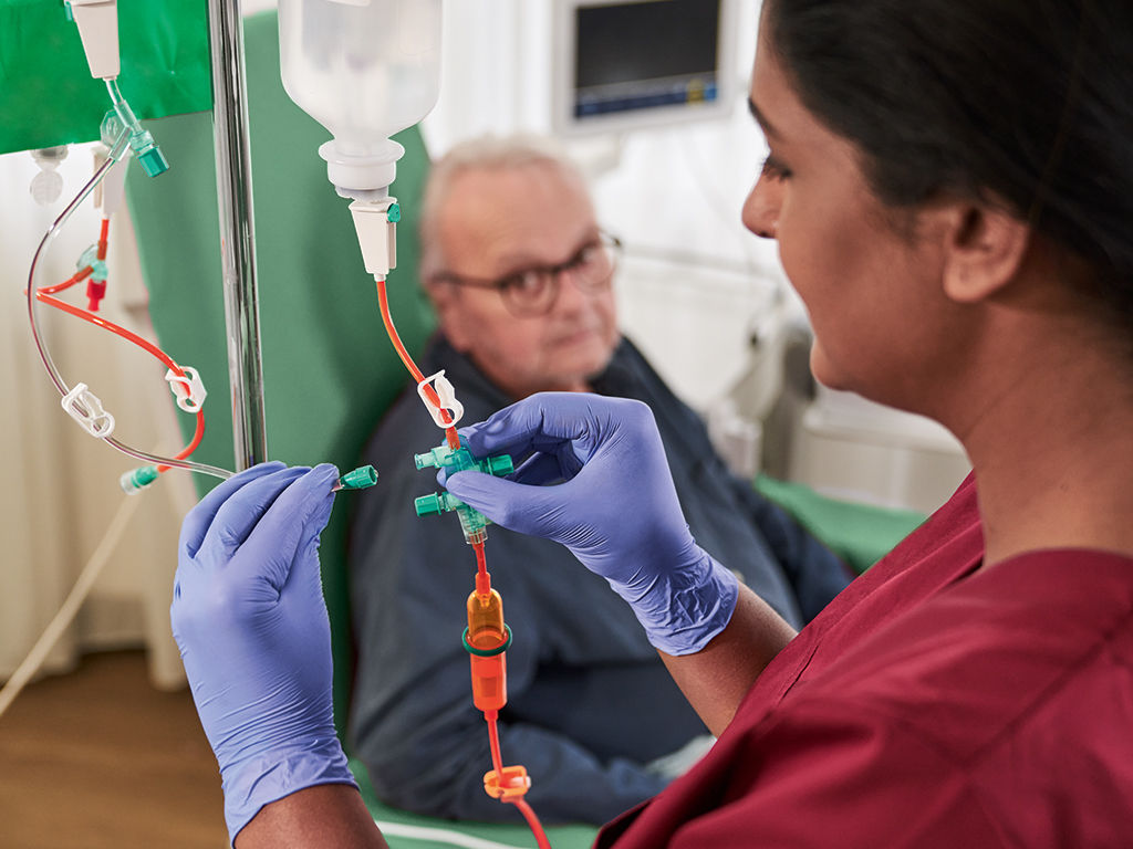 enfermera-con-guantes-manejo-cytoset-para-pacientes-oncológicos-4-3.jpg
