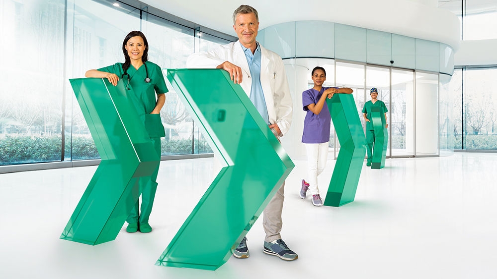 Diferentes profesionales sanitarios detrás de una flecha