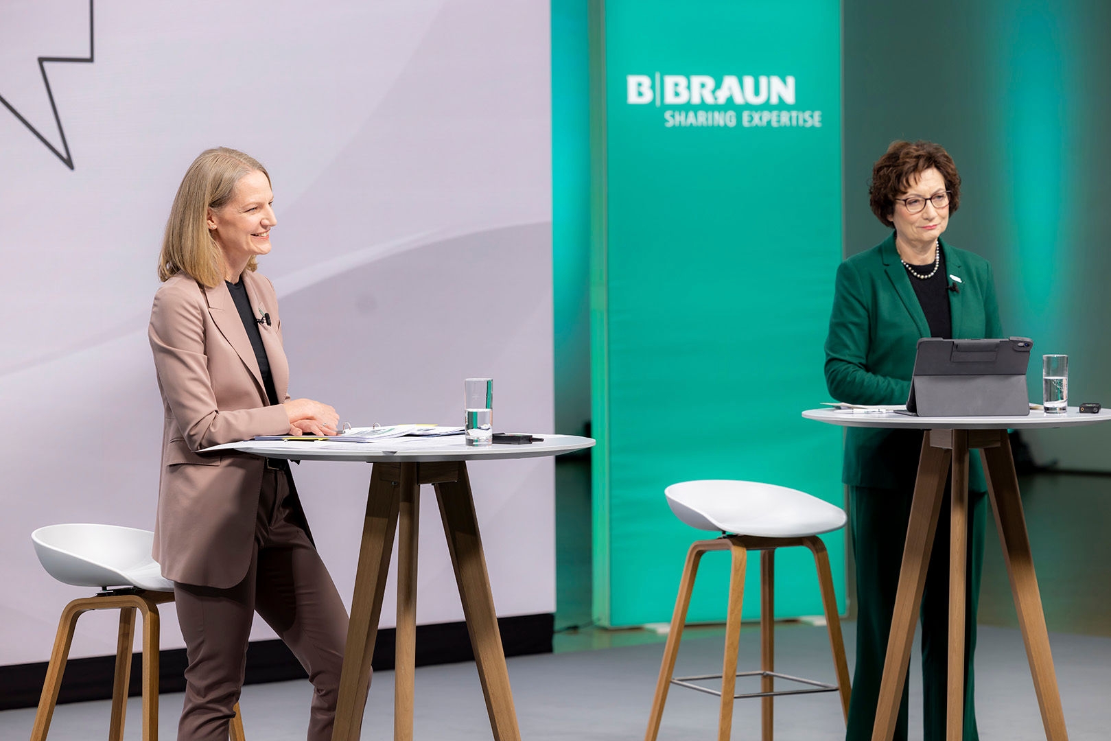 Anna Maria Braun presenta la conferencia anual de informes