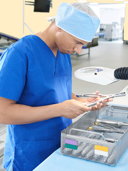 El empleado del CSSD comprueba diferentes instrumentos en una cesta