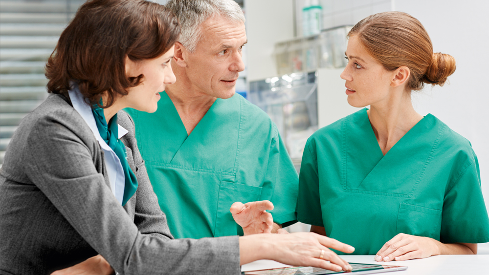 Tres profesionales sanitarios se asesoran mutuamente