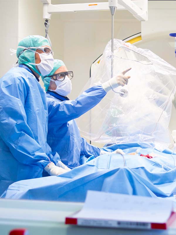 Dos cirujanos discuten los hallazgos en el laboratorio de catéteres