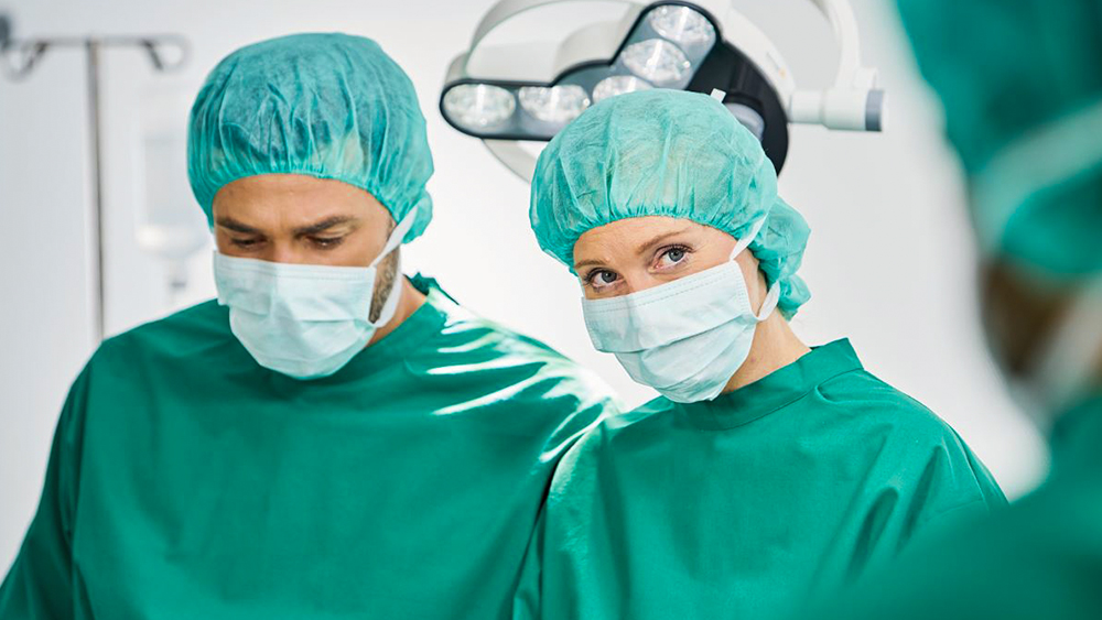 Profesionales sanitarios en un quirófano