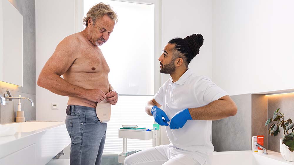 Un profesional médico mostró a una paciente cómo colocarse una bolsa de ostomía B. Braun en la comodidad de su propio hogar.